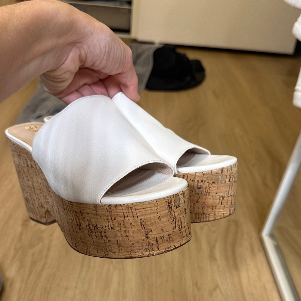 RAYE White Wedges